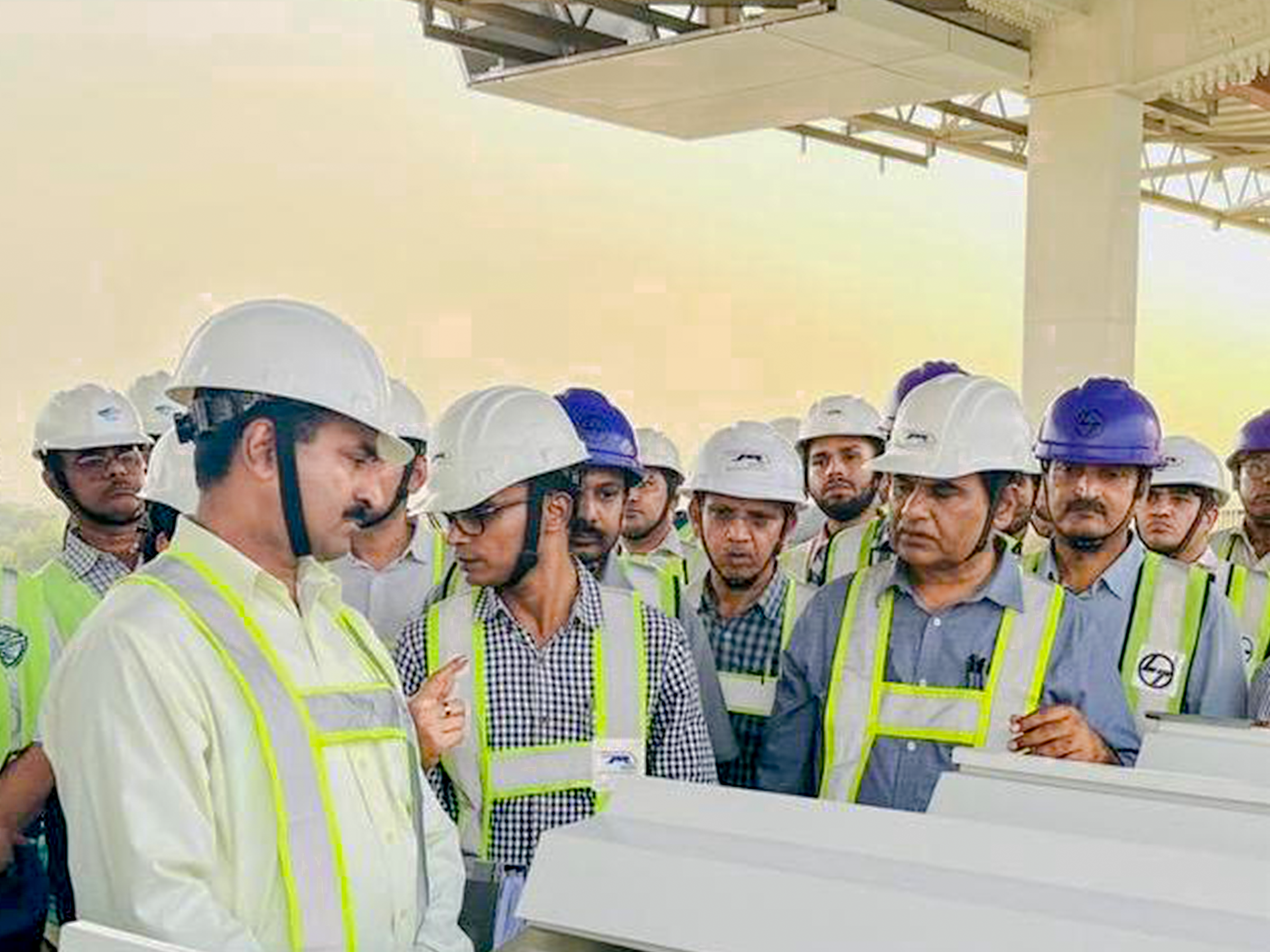 NHSRCL चे MD श्री विवेक कुमार गुप्ता यांनी गुजरातमधील आनंद येथे ट्रॅक बांधकाम बेस आणि ट्रॅक स्लॅब उत्पादन सुविधेची पाहणी केली।